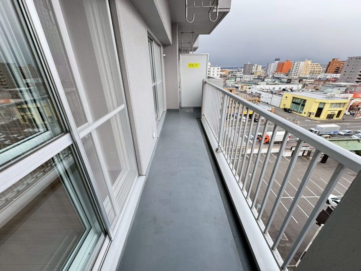 ≪バルコニー≫
南東向きで陽当たり良好なバルコニーです。