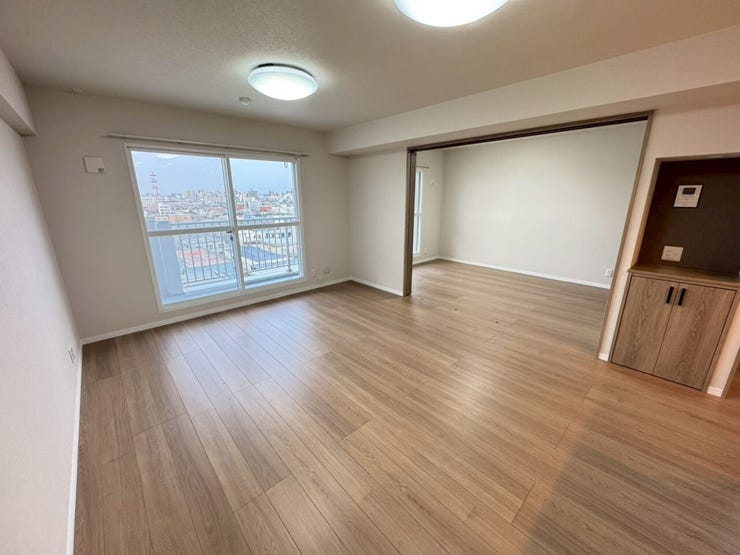 ≪リビング≫
約15.1帖のLDK。南東向きの窓からは明るい光が差し込みます。