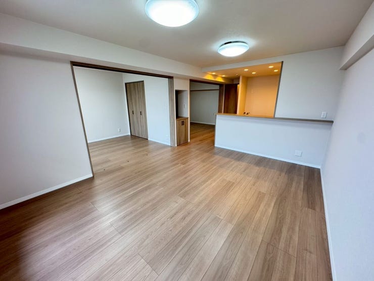 ≪リビング≫
落ち着いたブラウンの床・建具でシックな空間です。