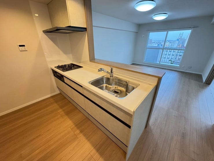 ≪キッチン≫
明るい配色で清潔感のあるキッチン。蛇口一体型の浄水器付きです。