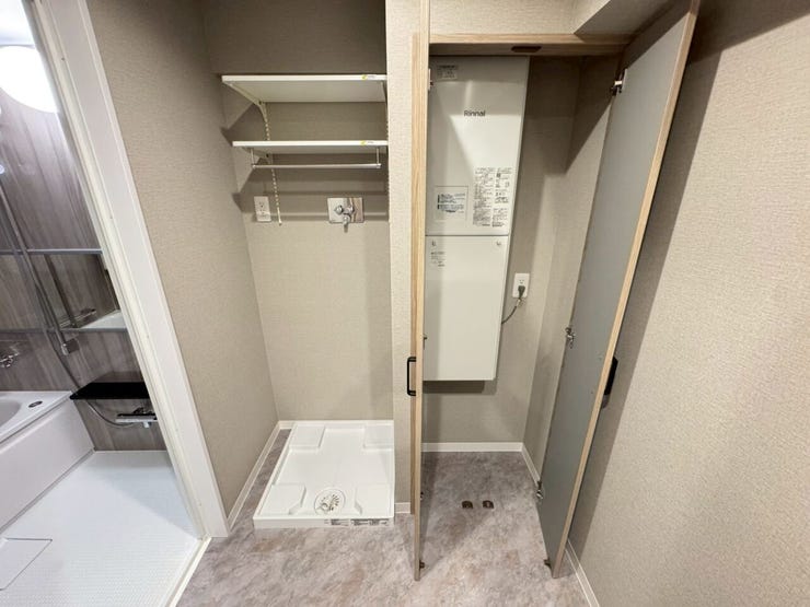 ≪洗面室≫
ボイラーは扉付きのスペースに収納されており、見た目をすっきりと見せる事ができます。洗濯置き場上部の可動棚も便利。