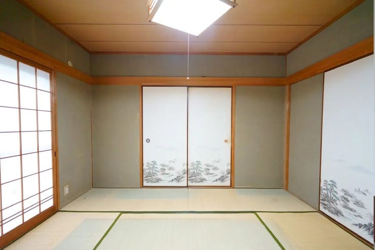 リビング横の和室スペースは休憩したり、お子様の安全な遊びスペースとしても使えます◎