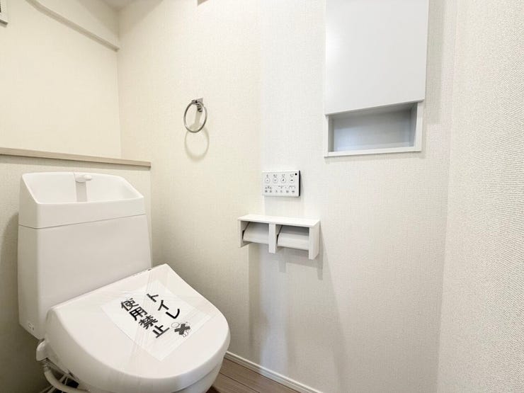 ◎トイレ(2/24撮影)
ペーパーホルダーは2連タイプ!棚が広く、物が置きやすい!スマートフォンを一時的に置けて便利です!