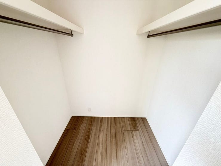 ◎WIC(2/24撮影)
【WIC×2!たっぷり収納な1棟◎】
ウォークインクローゼット内は棚板もあり、収納しやすく整理整頓できそうです!
6帖の洋室にもWIC付です♪