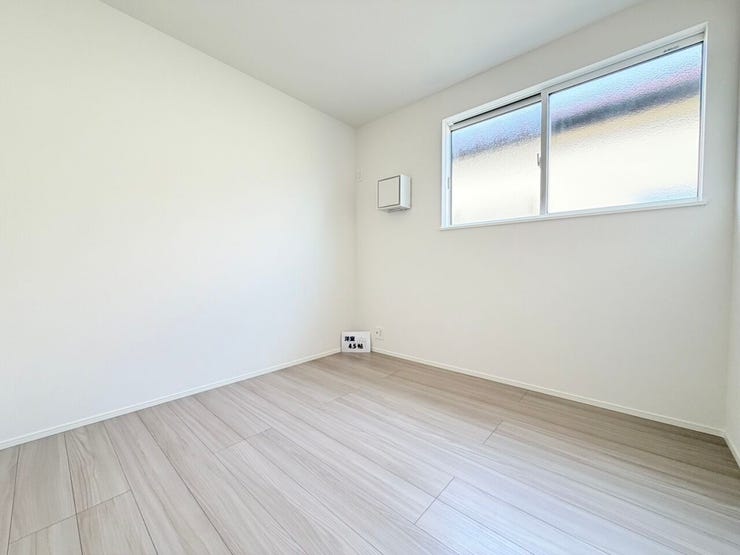 ◎洋室(2/24撮影)
フローリングは落ち着いたカラーのブラウン系、収納扉などはホワイトで清潔感もあり、家具もあわせやすい色合いです。