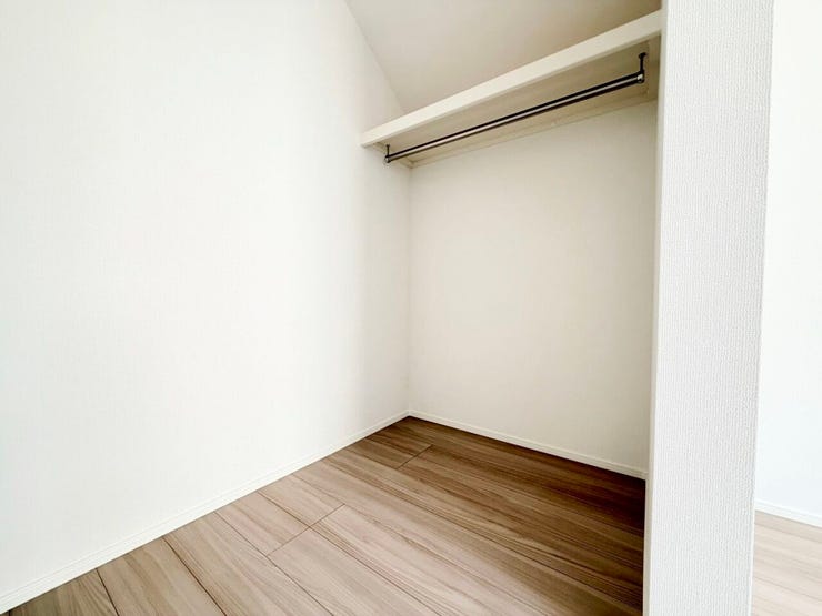 ◎WIC(2/24撮影)
WIC内に掛ける収納スペースがたっぷりあると、お洗濯物をたたむ時間の削減にもなり家事の効率化になりますね!