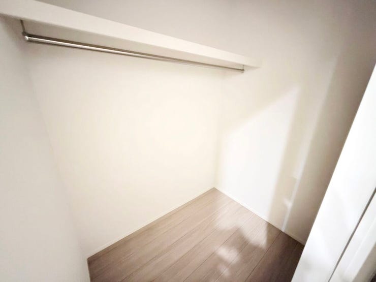 ◎ファミリークローゼット(2/24撮影)
2階には大容量のファミリークローゼットを設けました!スキーウエアやBBQ機材などの季節物やキャリーケースの収納などにピッタリです!