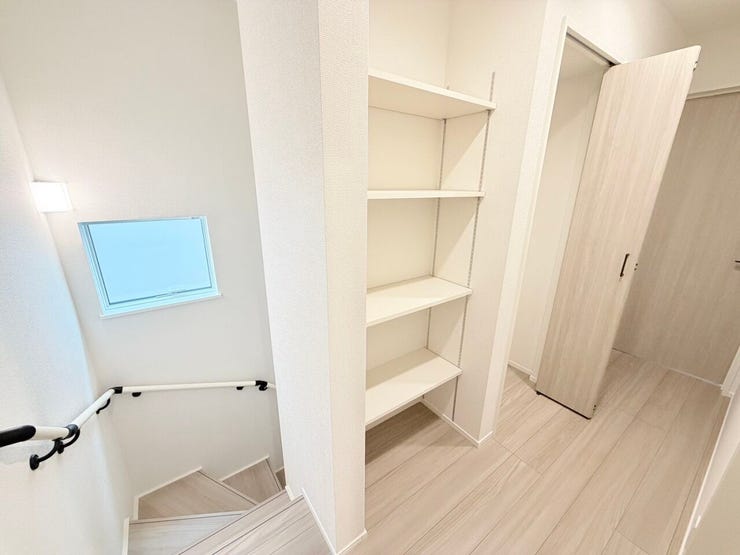 ◎2階廊下(2/24撮影)
2階廊下には可動棚・折戸扉の収納スペース付。
可動棚にはボックスを置いて様々な種類の小物なども綺麗に収納できます!