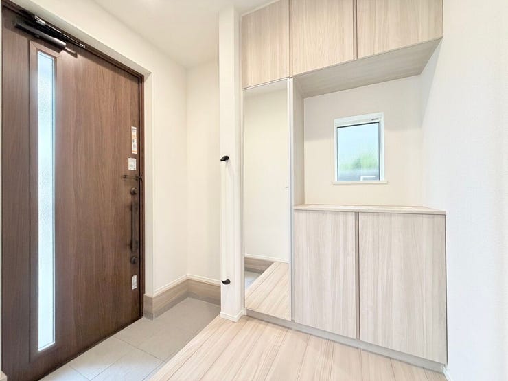 ◎玄関(2/24撮影)
コの字型のシューズボックスは収納力が高く機能的!靴だけでなく、鍵や小物類を置けるスペースがあるのもいいですね♪
姿見付なので、お出かけ前の身支度もばっちりです!