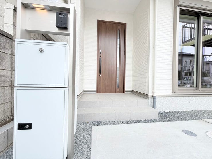 ◎宅配ボックス(2/24撮影)
玄関部分には宅配ボックス付!不在時でも荷物を受け取れる便利なアイテムです!