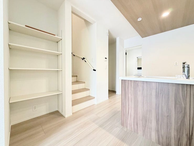 ◎キッチン(2/24撮影)
オープンタイプの解放感溢れるカウンターキッチン!
キッチン横には可動棚・パントリー付です♪