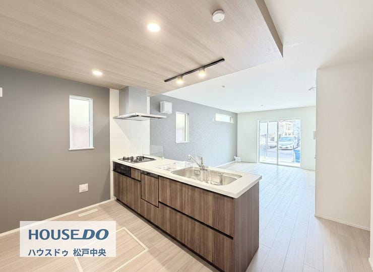 ◎キッチン(2/24撮影)
リビングで遊ぶお子様を見守りながらお料理ができる対面キッチン。お子様の目を離すことなく、キッチンに立てるのもうれしいですね!