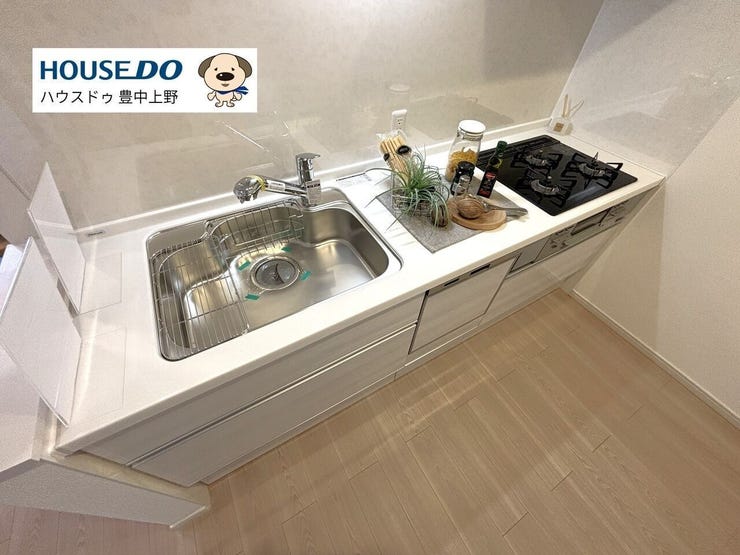 食器洗浄乾燥機や3口コンロ付きのスタイリッシュなシステムキッチンです!