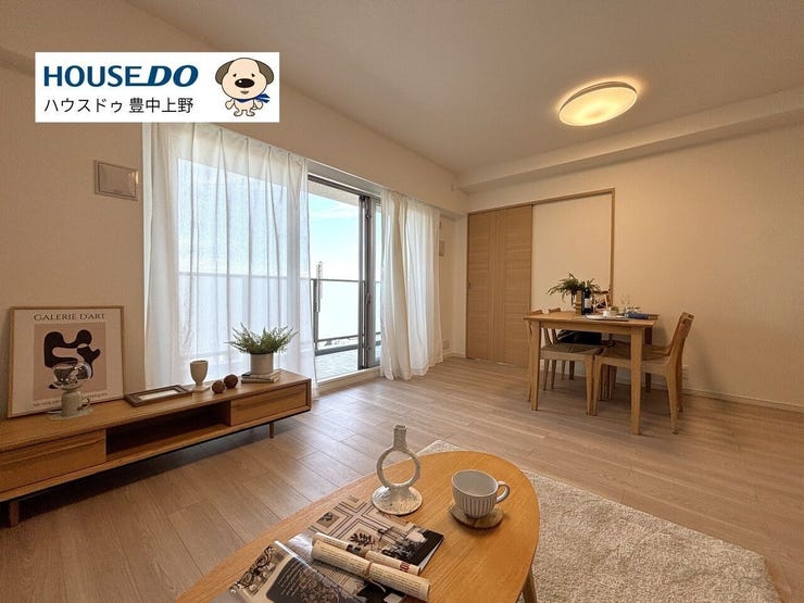 【リビング】
南向きのため陽当り良好なリビングダイニングキッチンです!お部屋からの眺望は良好です!