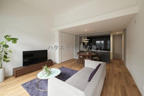 【B号棟】すっきりとしたキッチン空間を保てる、大容量のパントリーを設えたB棟。奥行きのあるLDKが広くゆとりある空間を演出します。