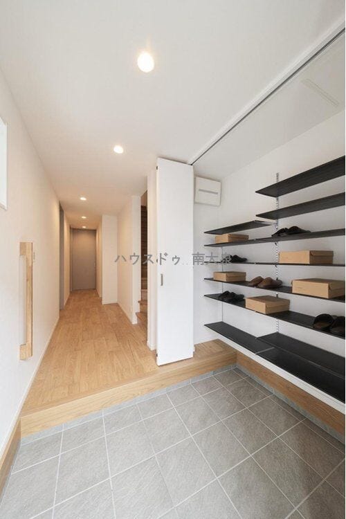 【B号棟】大容量のシューズクローゼットを備えた玄関。ライフスタイルに合わせた可変性を持った棚が玄関空間をスッキリとさせます。