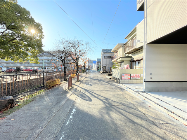 幅員約6mの前面道路です。車の出し入れもしやすく、また配達などの車が停まっていても通行出来る道幅となっています。