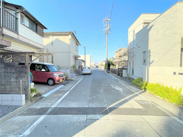 幅員約6mの前面道路です。車がすれ違うのに十分な道幅です。車が2台と通行人も通れる幅となっています。