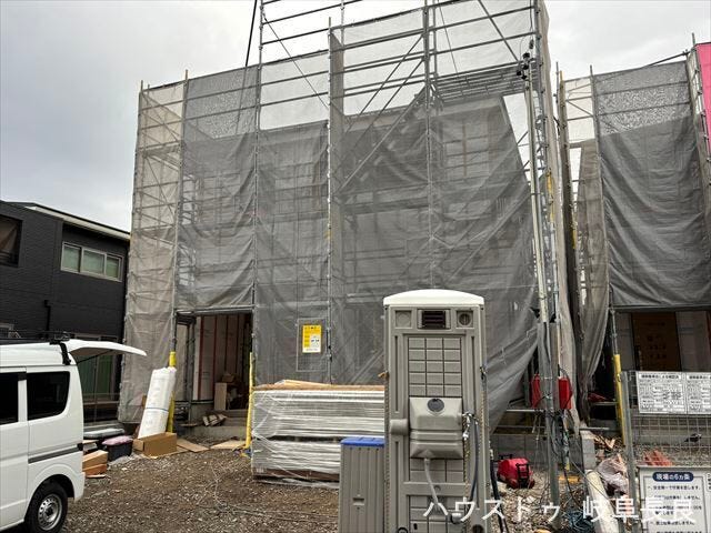 上棟して、いよいよ家の輪郭が見えてきました。完成が待ち遠しいですね♪