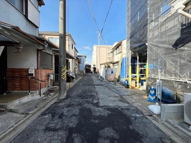 幅員約4mの南側前面道路です。普通車が1台通れる幅となります。大型車の通行が少ないので、振動や騒音が抑えられます。
(2026年1月30日撮影)