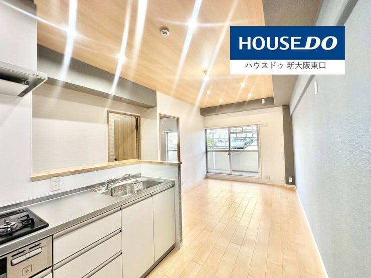 たくさんのダウンライトにより、お部屋はぜんたいがふんわりと明るい印象。