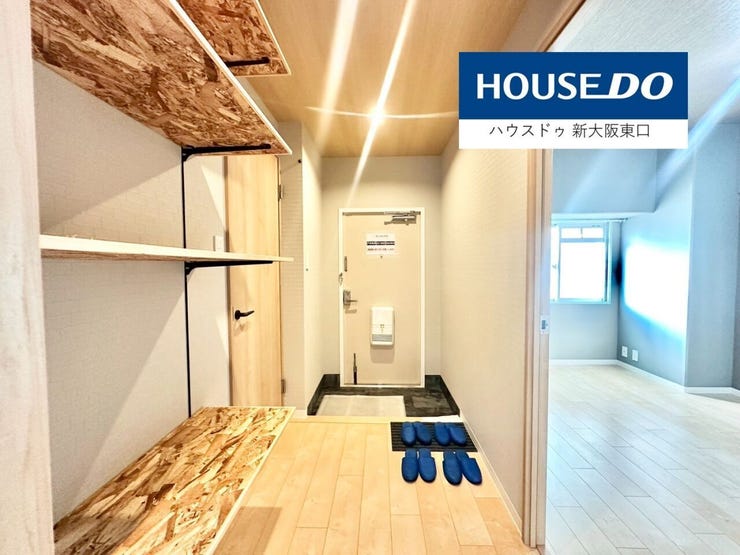 玄関スペースはシューズボックスがない代わりに、棚を設置。
扉が無い分こちらの方が使い勝手が良いですね。
おしゃれな靴をディスプレイしましょう