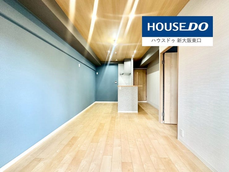 天井にも木目のクロスが施されておりたいへんおしゃれ。