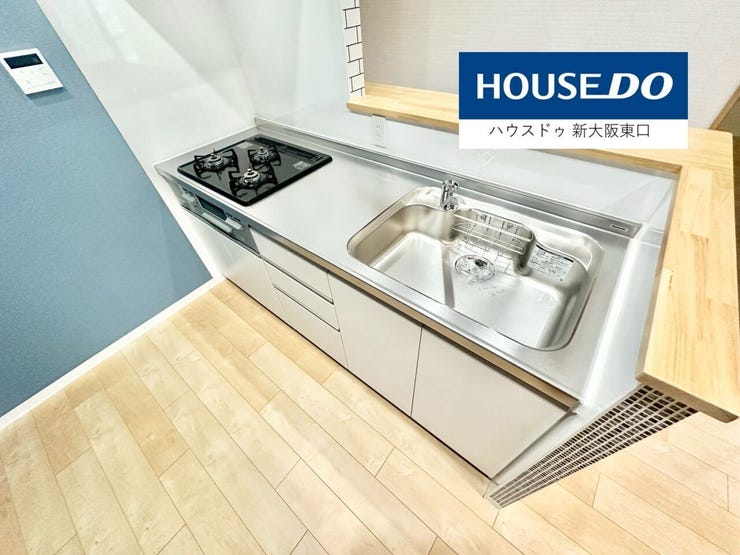 白を基調としたキッチンとアクセントクロスの組み合わせが大変おしゃれ