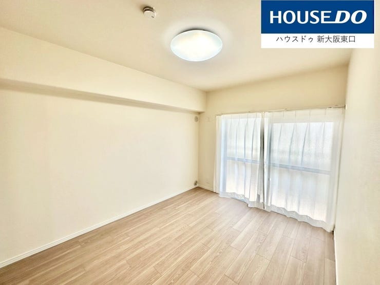 洋室5.8帖
南向きなのでとても明るいです!