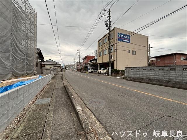 ≪南側東向き≫
幅員約9mの前面道路です。広々としていて、街並みが開放的で圧迫感がありません。