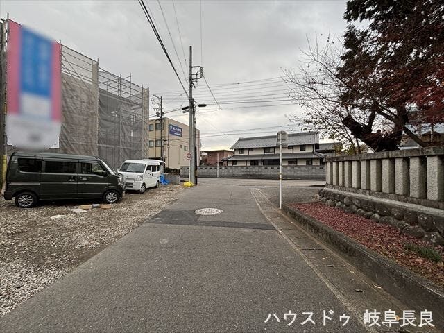 ≪西側南向き≫
幅員約5mの前面道路です。お子様と手を繋いで歩いている横を車が通り抜けれる道幅となっています。安心してお子様と一緒にお出掛けする事が出来ます。