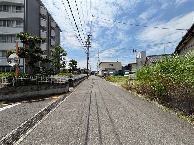 【西側前面道路南向き】