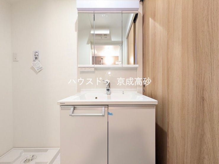 朝の身支度に便利なシャンプードレッサーはとっても便利です!シンク下の収納でアメニティ類のストックもバッチリ!