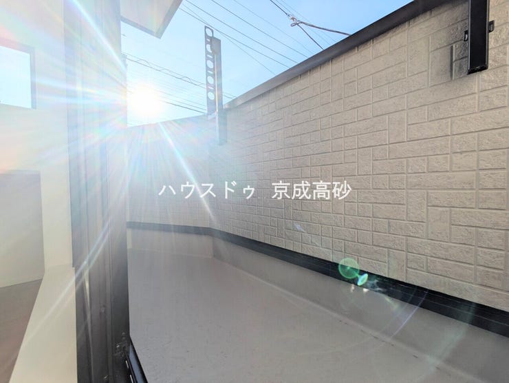 暖かい陽ざしが差込むバルコニー。晴れた日には洗濯物が良く乾きます。風通しも良好です。