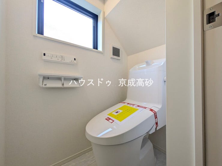 トイレは快適な温水洗浄便座付です。手洗い一体型のトイレ設備はスペースの節約ができ、ゆったりとした空間が確保できます。節水も期待できますね。