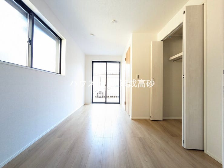 リビングで楽しく過ごした後はゆっくりくつろぐ時間を満喫できます。過ぎ行く時間をゆったりと感じることができる落ちついたプライベートルーム。