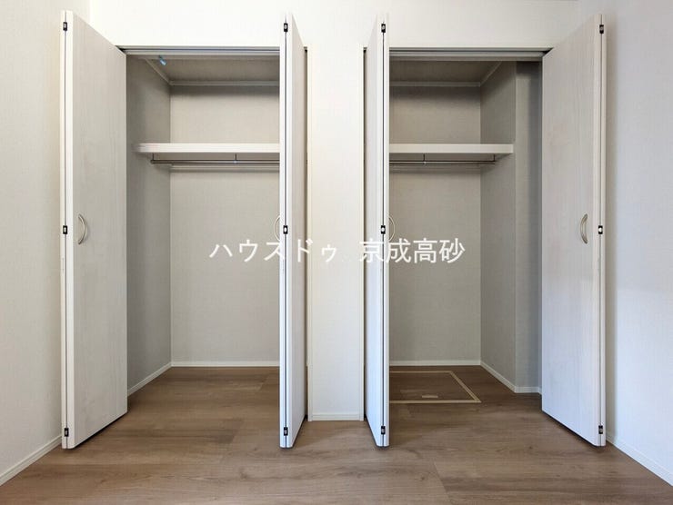 大型のクローゼットです!
これだけの収納力があれば部屋もスッキリ保てますよ!