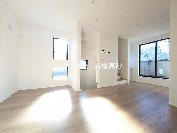 明るく開放的な空間が広がるリビングダイニング。室内には豊かな陽光が注ぎ込み、爽やかな住空間を演出。