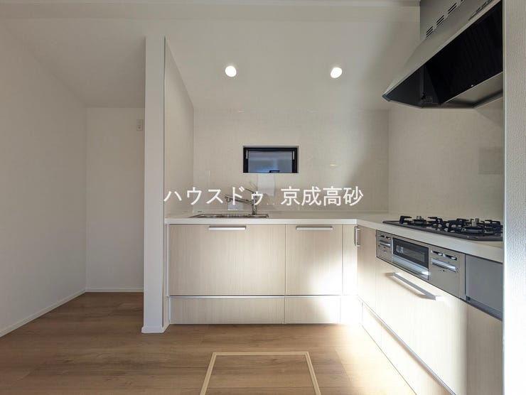 家族が並んで料理できる広々としたキッチンは、新しい生活に様々な物語を創り出します。土日はお父さんが料理の腕を振るいたくなるようなゆとりあるスペースです。