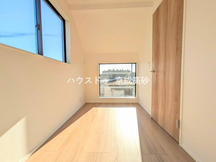 2面採光でとっても明るいお部屋です!
子供部屋としても良さそうです!