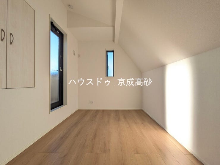 お子様の成長と共に「住まい方」も変化していきます。居室にはクローゼットを完備し、自由度の高い家具の配置が叶うシンプルな空間です。