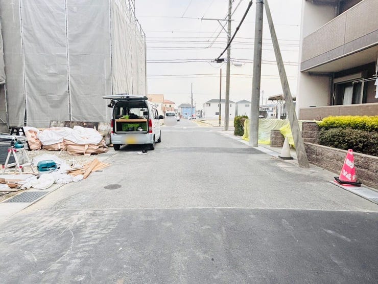 道路幅が広いことで、家の前が遮られることが少なく、日当たりが良くなり、家全体が明るい印象を受けます!
