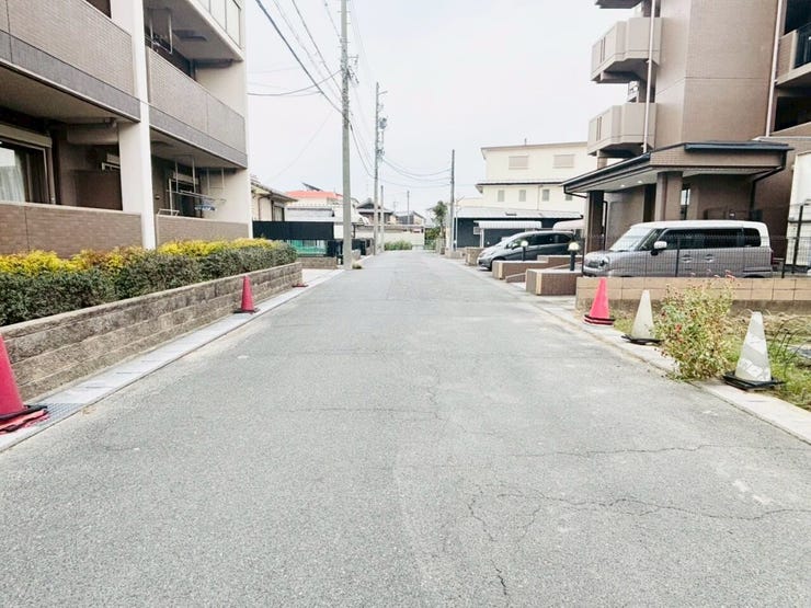 前面道路が広い為車が通行しやすく、すれ違いもスムーズに行えるため、日々の交通ストレスが軽減されます!