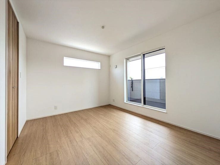 【同社施工例】バルコニーに繋がる大きな窓があり、とても明るいお部屋です