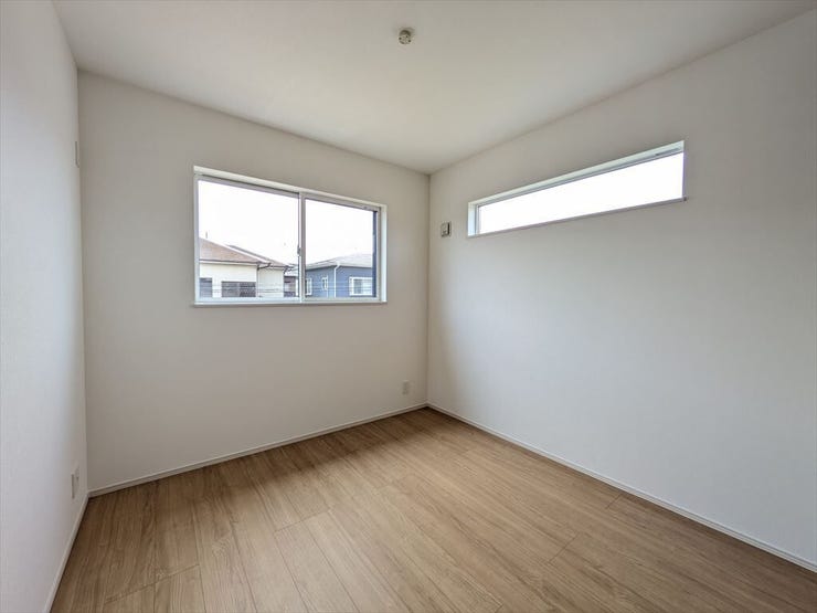 【同社施工例】腰窓のみのお部屋ですので、家具が配置しやすいです