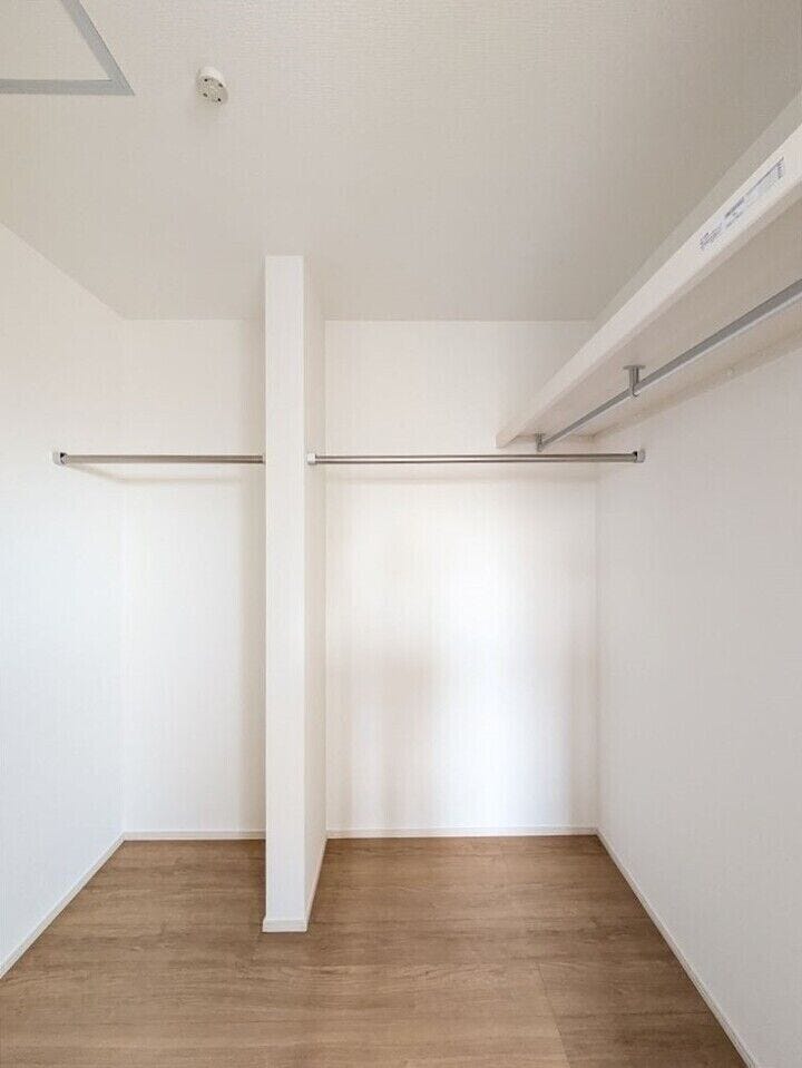 【同社施工例】L字型にハンガーパイプを設置。衣類をずらりと並べて収納できるので、毎日の洋服選びも楽しくなりそうです