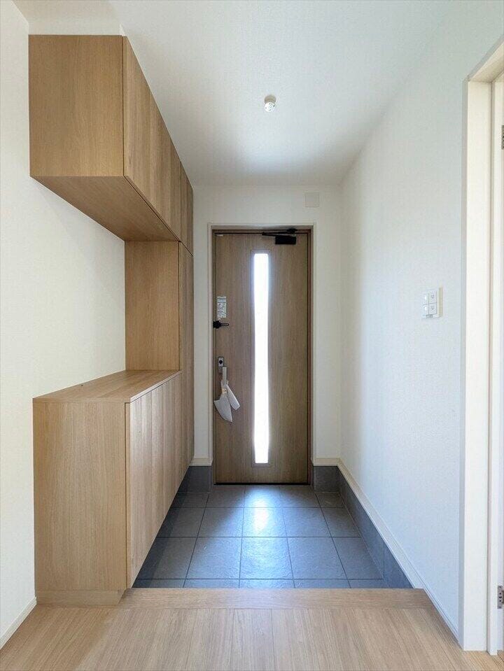 【同社施工例】収納力のあるシューズボックスを玄関に設置。家族の靴をまとめて収納可能です!