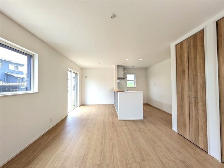 【同社施工例】日当たりのよい温かい雰囲気の広々LDKスペースです♪
ご家族との団欒をこちらでゆったりとお過ごしください♪