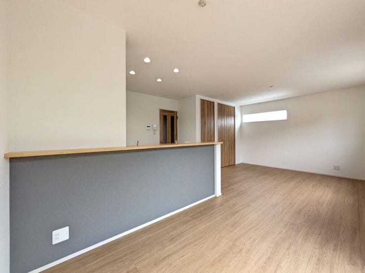 【同社施工例】対面キッチンのリビングで遊ぶお子様の様子も見えるので安心です♪
カウンター下にあるカラークロスがリビングをおしゃれに彩ります