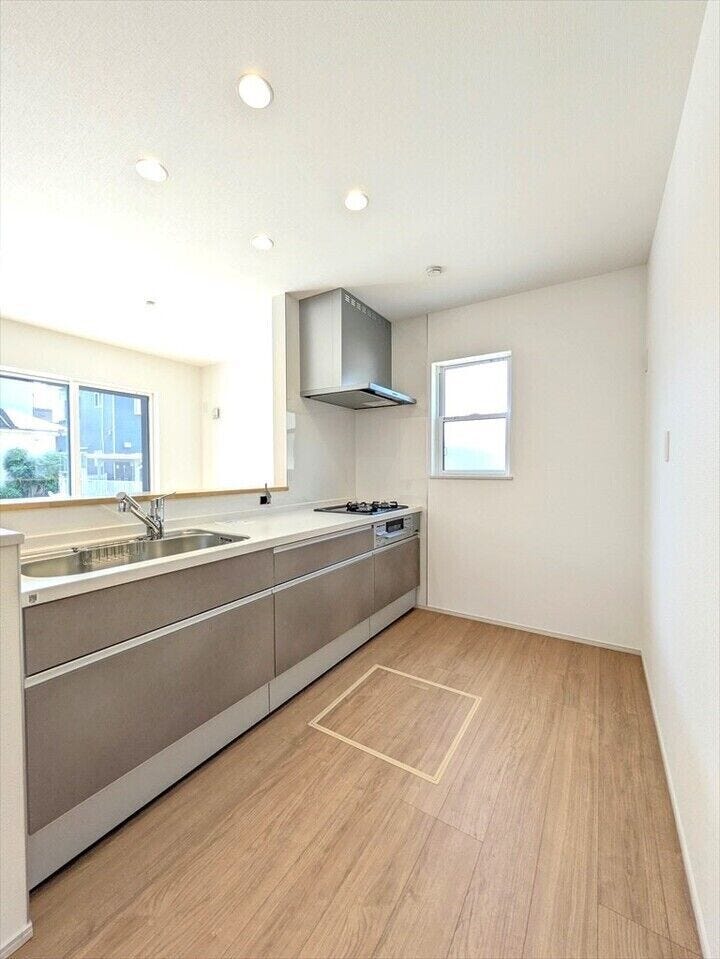 【同社施工例】作業スペースにゆとりがあるキッチン。対面式ですので、リビングで遊ぶお子様の様子も見えるので安心です♪